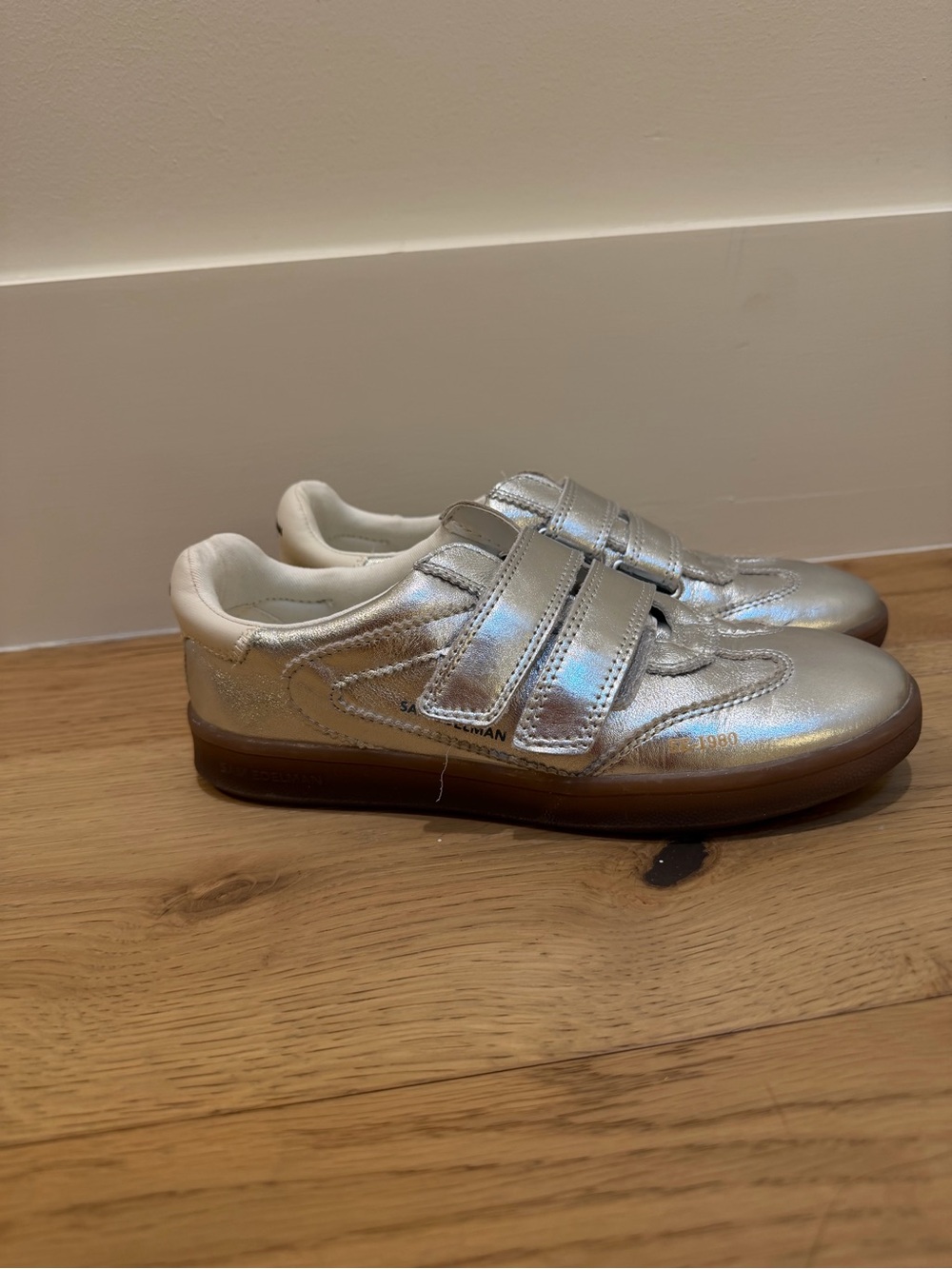 Sam Edelman Womens Metallic Silver Velcro Sneakers